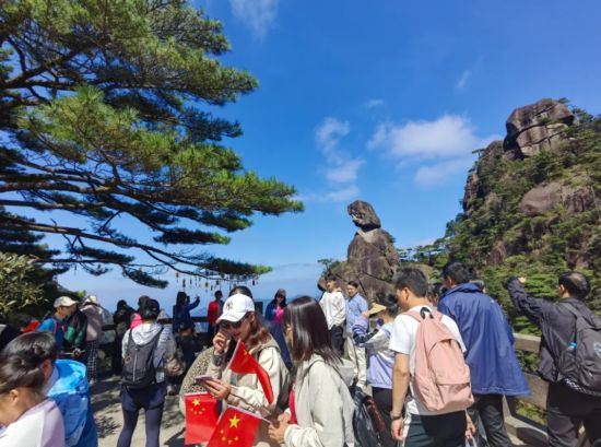 科学管理与暖心服务并重，三清山景区客流有序涌动展新貌