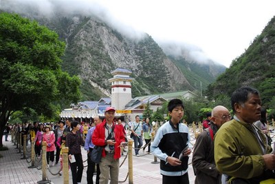 九寨沟单日游客破2万，景区管理如何应对春游高峰？